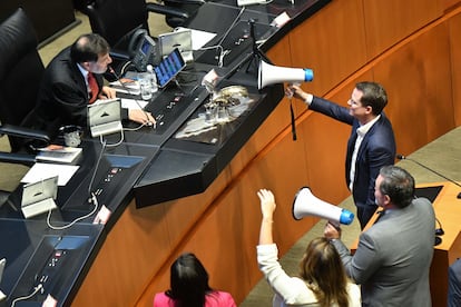 Ricardo Anaya y Federico Döring usan megáfonos para manifestarse durante la sesión ordinaria de la Comisión Permanente del Congreso de la Unión, el 6 de agosto 2025.