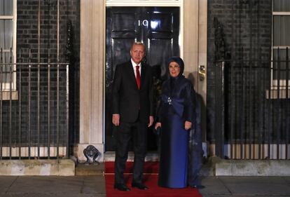 El presidente turco, Recep Tayyip Erdogan, y su esposa Emine, posan en la puerta del 10 de Downing Street, la residencia oficial del primer ministro británico.