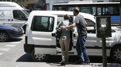 Una mujer sube a una cunda en Embajadores, en una imagen de archivo.