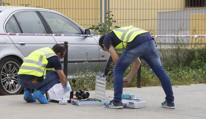 Dos agents al lloc dels fets.