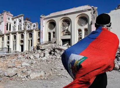 17 de enero de 2010. Paseo ante las ruinas de la catedral de Puerto Príncipe