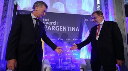 O presidente da Argentina, Mauricio Macri, no evento 'Investir na Argentina' com o presidente do Grupo PRISA, Juan Luis Cebrián.