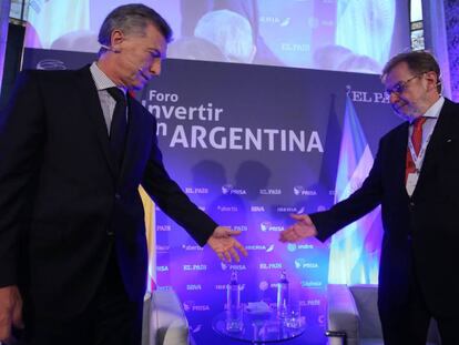 O presidente da Argentina, Mauricio Macri, no evento 'Investir na Argentina' com o presidente do Grupo PRISA, Juan Luis Cebrián.