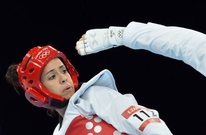 Elizabeth Zamora de Guatemala se enfrenta a la china Wu Jingyu en la competición de taekwondo.