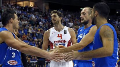 Gasol se lamenta ante los jugadores de Italia.