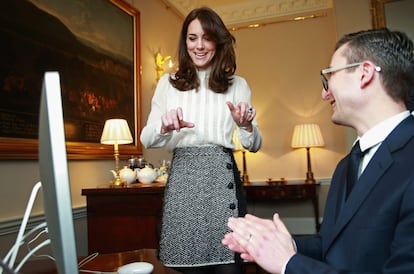 Kate Middleton con James Martin, director de 'The Huffington Post' en Reino Unido.