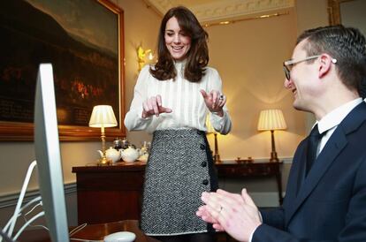 Kate Middleton con James Martin, director de 'The Huffington Post' en Reino Unido.