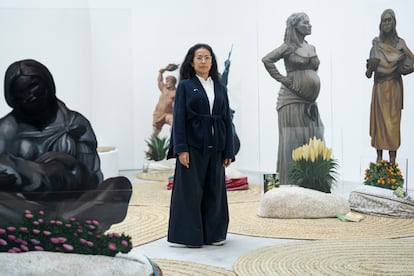 La artista Sandra Gamarra, entre las estatuas de su 'jardín migrante' en el Pabellón Español de la Bienal de Venecia, este martes en la ciudad italiana.