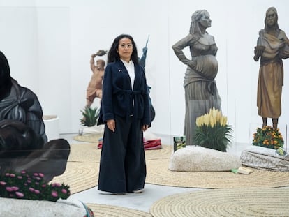La artista Sandra Gamarra, entre las estatuas de su 'jardín migrante' en el Pabellón Español de la Bienal de Venecia, este martes en la ciudad italiana.