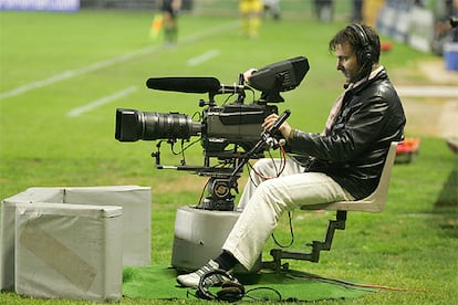 Un cámara de Canal 9 en el campo del Villarreal.