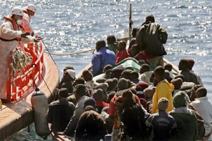 La Guardia Civil rescata a los inmigrantes al sur de Tenerife.