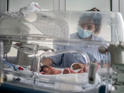 DVD 1043 (02-03-21)
Area de neonatologia del Hospital 12 de Octubre, Madrid.
En la foto Liliana acaricia a su hijo Jayden Alexander, de 34 semanas, dentro de una incubadora. 
Foto: Olmo Calvo