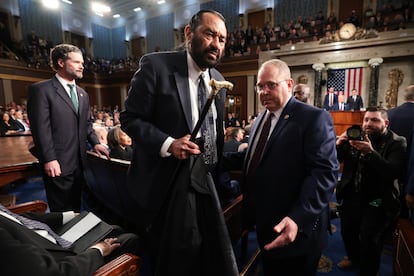 El demócrata Al Green, de Texas, ha sido expulsado del recinto por Mike Johnson, presidente de la Cámara de Representantes. Los legisladores demócratas han interpelado a Trump, lo que ha provocado que los republicanos se levanten a gritar proclamas a favor del presidente.