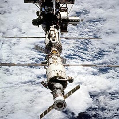 La Estación Espacial Internacional orbita alrededor de la Tierra sobre un mar de nubes.