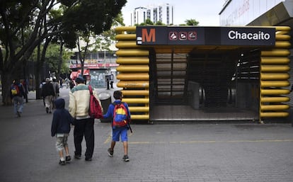 Las estaciones de metro han permanecido cerradas tras el fallo de suministro de energía. En la imagen, un grupo de peatones pasan por la estación de metro Chacaito, en Caracas (Venezuela). El apagón se repite a tan solo tres semanas de que el país sudamericano hubiera pasado un episodio similar, en el que se alcanzaron períodos entre 48 y 80 horas sin provisión eléctrica.