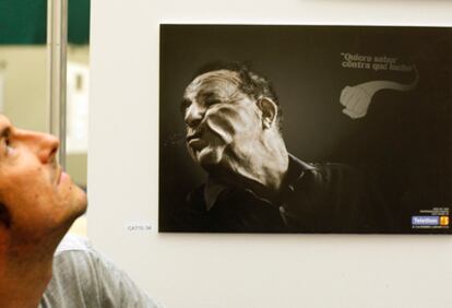 Un joven contempla uno de los carteles que concursan en el festival publicitario, en San Sebastián.