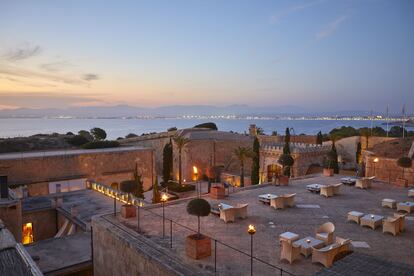 Terraza de la fortaleza del hotel Cap Rocat, escenario del festival del mismo nombre, en una fortaleza marítima de la mallorquina Cala Blava.