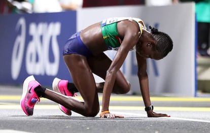La namibia Helalia Johannes, tercera clasificada en el maratón, nada más terminar la prueba.