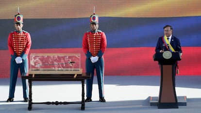 Gustavo Petro ha ordenado llevar la espada de Simón Bolivar a la plaza de Bolívar de Bogotá en su primera orden tras tomar posesión como presidente de Colombia.
