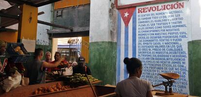 Clientes compran alimentos en un mercado agropecuario, en La Habana.