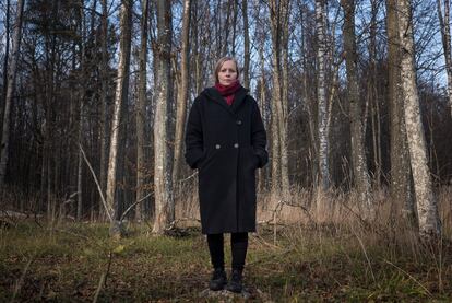 Joanna Lapinska, activista de una red local de ayuda a refugiados, este sábado en uno de los accesos al bosque de Bialowieza, en el noreste de Polonia.