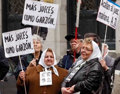 Madres de Plaza de Mayo se manifiestan a favor del juez de la Audiencia Nacional Baltasar Garzón, a las puertas del Tribunal Supremo.