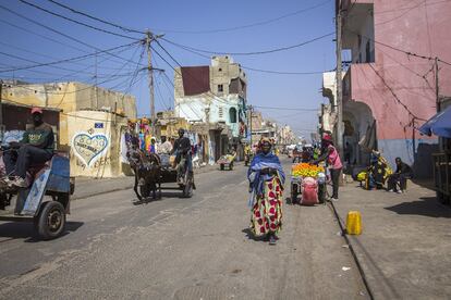 Una de las calles del barrio de Guet Ndar, donde la mayoría de sus habitantes trabajan en la pesca y donde Fary Diagne y Seinabou Sarr residen. También muchos han emigrado desde aquí en cayuco hacia Mauritania, Canarias y la Península ibérica y sus esposas que viven esperando que el océano les devuelva a sus maridos.