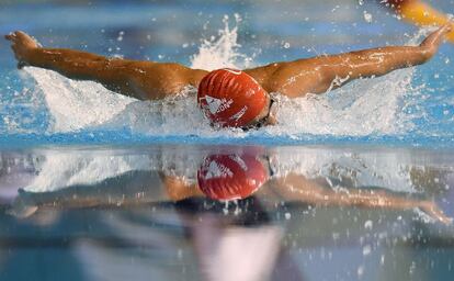 El francés Thomas Vilaceca nada en la serie masculina de 200 metros mariposa en el campeonato de natación francés, en Montpelier.