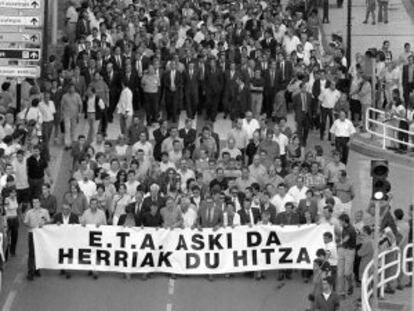 Manifestación en Zumaia de repulsa a ETA y de despedida a José María Korta, asesinado por la banda terrorista en 2000.