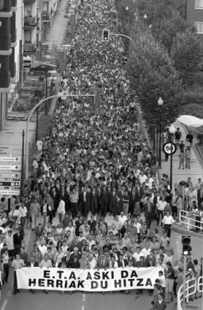 Manifestación en Zumaia de repulsa a ETA y de despedida a José María Korta, asesinado por la banda terrorista en 2000.