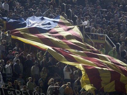 Bandera estelada en las gradas durante un partido de f&uacute;tbol
 