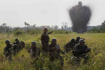 Soldados destroem uma pista usada pelo tráfico no Peru.