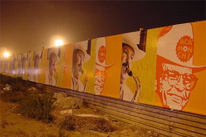 Fragmento del proyecto &#39;La tercera nación&#39;, que invitó a 35 artistas residentes en Tijuana a colgar obras en el muro fronterizo con Estados Unidos.