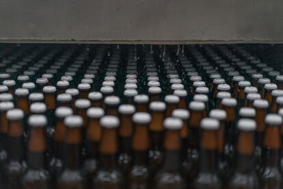 Botellas en una línea de producción de cerveza, en Zapopan (Estado de Jalisco).