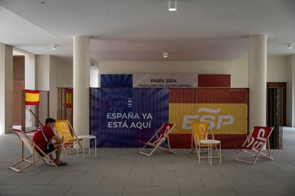 Un deportista en la entrada del edificio que alberga a los atletas españoles.