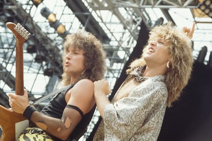 Sambora y Jon Bon Jovi en un concierto en Japón en 1984. 