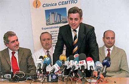 El doctor Villalón, en primer plano, junto al doctor Guillén (de blanco) y los médicos que operaron a Burgos, Jesús Cisneros y Miguel Litton.