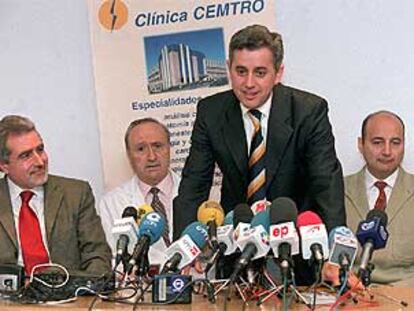 El doctor Villalón, en primer plano, junto al doctor Guillén (de blanco) y los médicos que operaron a Burgos, Jesús Cisneros y Miguel Litton.