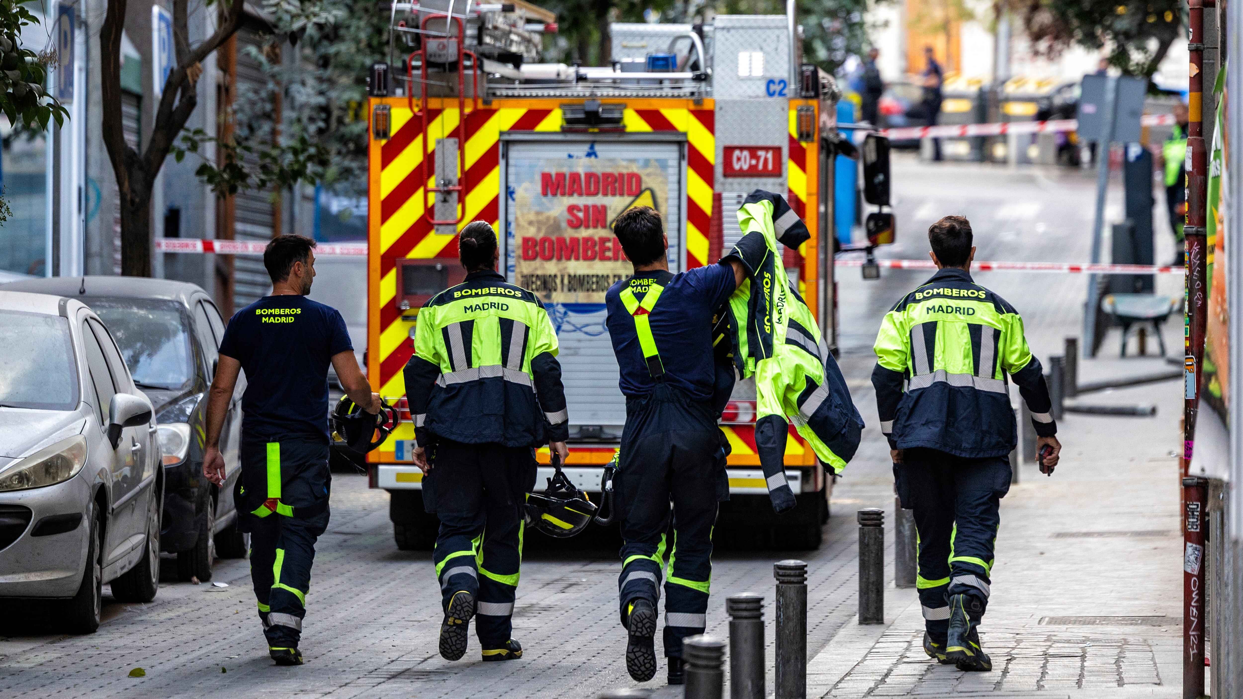 Bomberos en la calle Hileras de Madrid, este miércoles.
