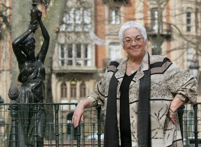 La escritora Toti Martnez de Lezea posa en los jardnes de Albia en Bilbao.