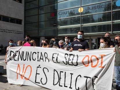La Asamblea Feminista de Valencia convocó una concentración en la Ciudad de la Justicia el día del juicio.