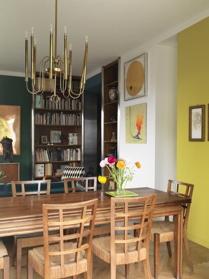 En el comedor, la mesa, las sillas y la lámpara son diseños de Teonesto Deabate.