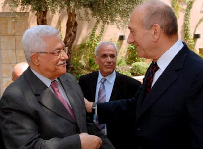 El primer ministro israelí, Ehud Olmert (d), da la bienvenida al presidente palestino, Mahmoud Abbas, hoy en Jerusalén