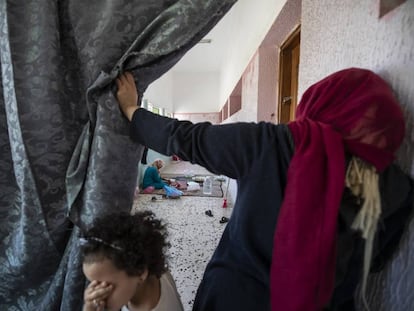 Un grupo de mujeres desplazadas, en un colegio de un barrio de Trípoli.