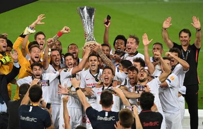 Los jugadores del Sevillan celebran en el campo la victoria en la final de la UEFA Europa League frente el Inter de Milán