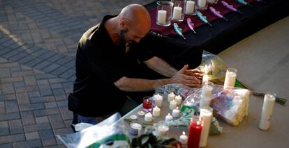 Un hombre, durante la vigilia en homenaje a las v&iacute;ctimas del tiroteo en un instituto de Florida del mi&eacute;rcoles, en el que fueron asesinadas 17 personas. 