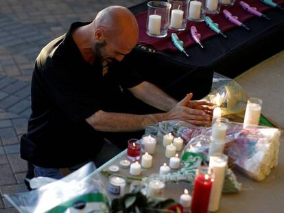 Un hombre, durante la vigilia en homenaje a las v&iacute;ctimas del tiroteo en un instituto de Florida del mi&eacute;rcoles, en el que fueron asesinadas 17 personas. 