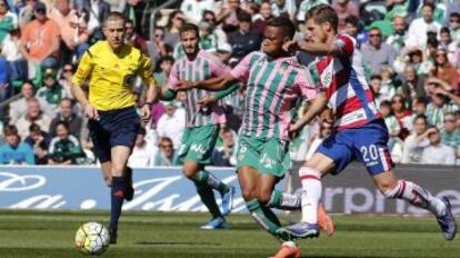 Musonda intenta driblar a Rub&eacute;n P&eacute;rez.