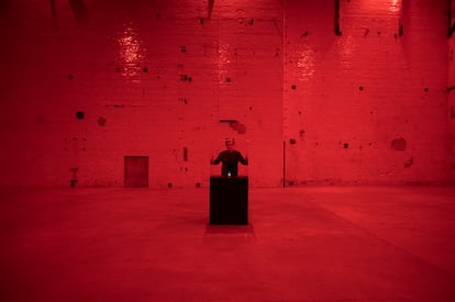 Alfredo Jaar en su exposición 'The end of the world' en Berlín. El artista chileno reivindica la dimensión política y social del arte.