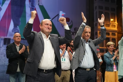 El lehendakari y candidato a la reelección por el PNV, Iñigo Urkullu (derecha), y el presidente del PNV, Andoni Ortuzar, celebran la victoria electoral.